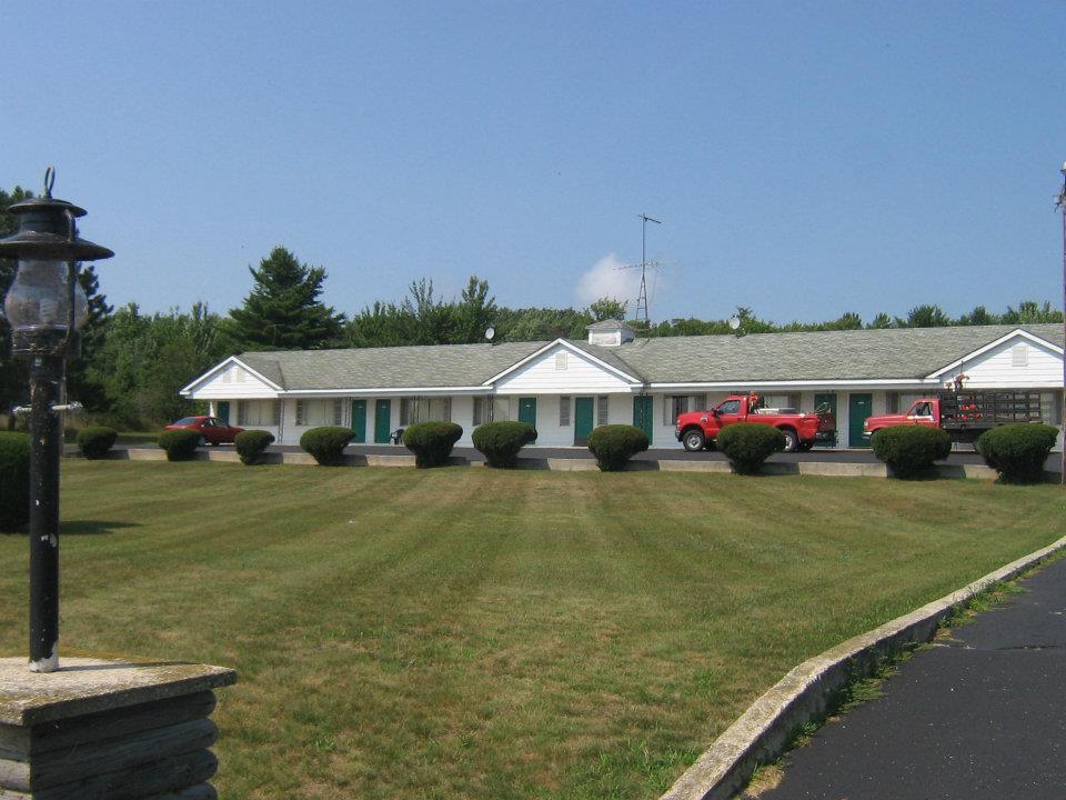 Chapel Hill Motel Brevort Экстерьер фото