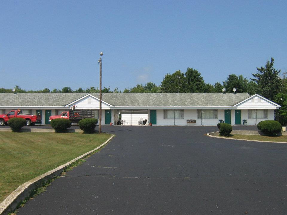 Chapel Hill Motel Brevort Экстерьер фото