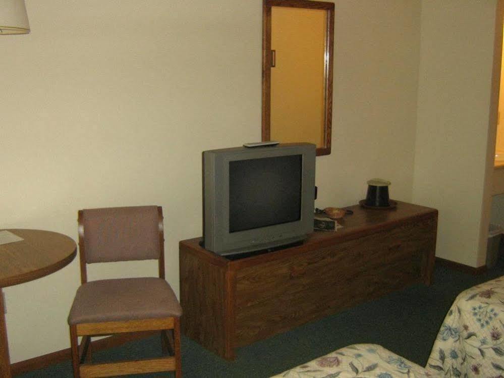 Chapel Hill Motel Brevort Экстерьер фото