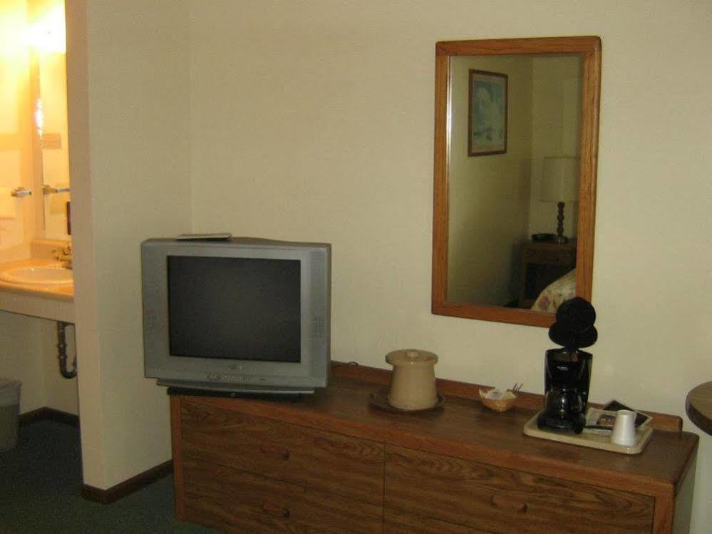 Chapel Hill Motel Brevort Экстерьер фото