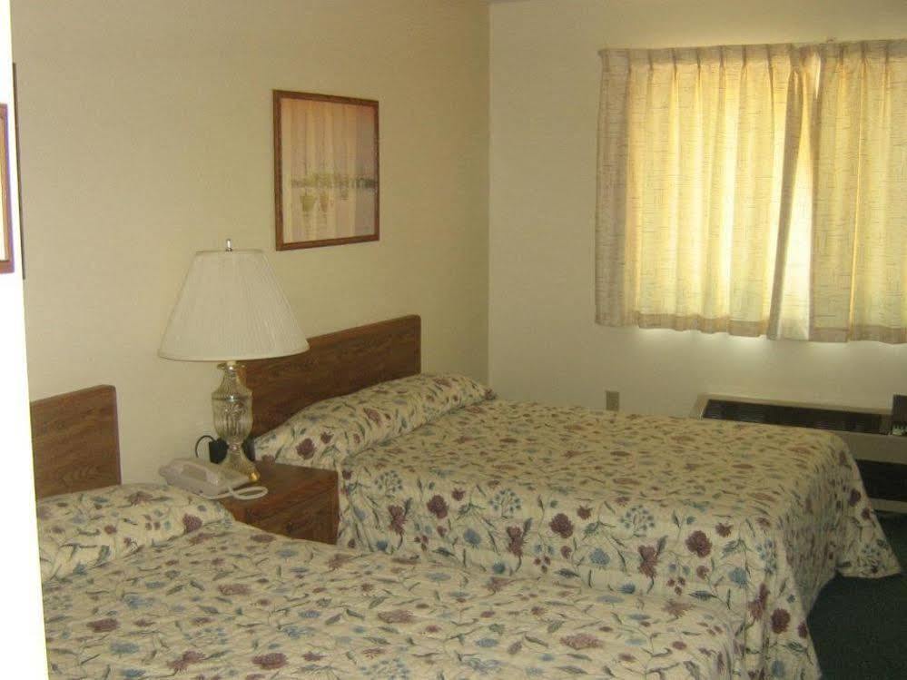 Chapel Hill Motel Brevort Экстерьер фото